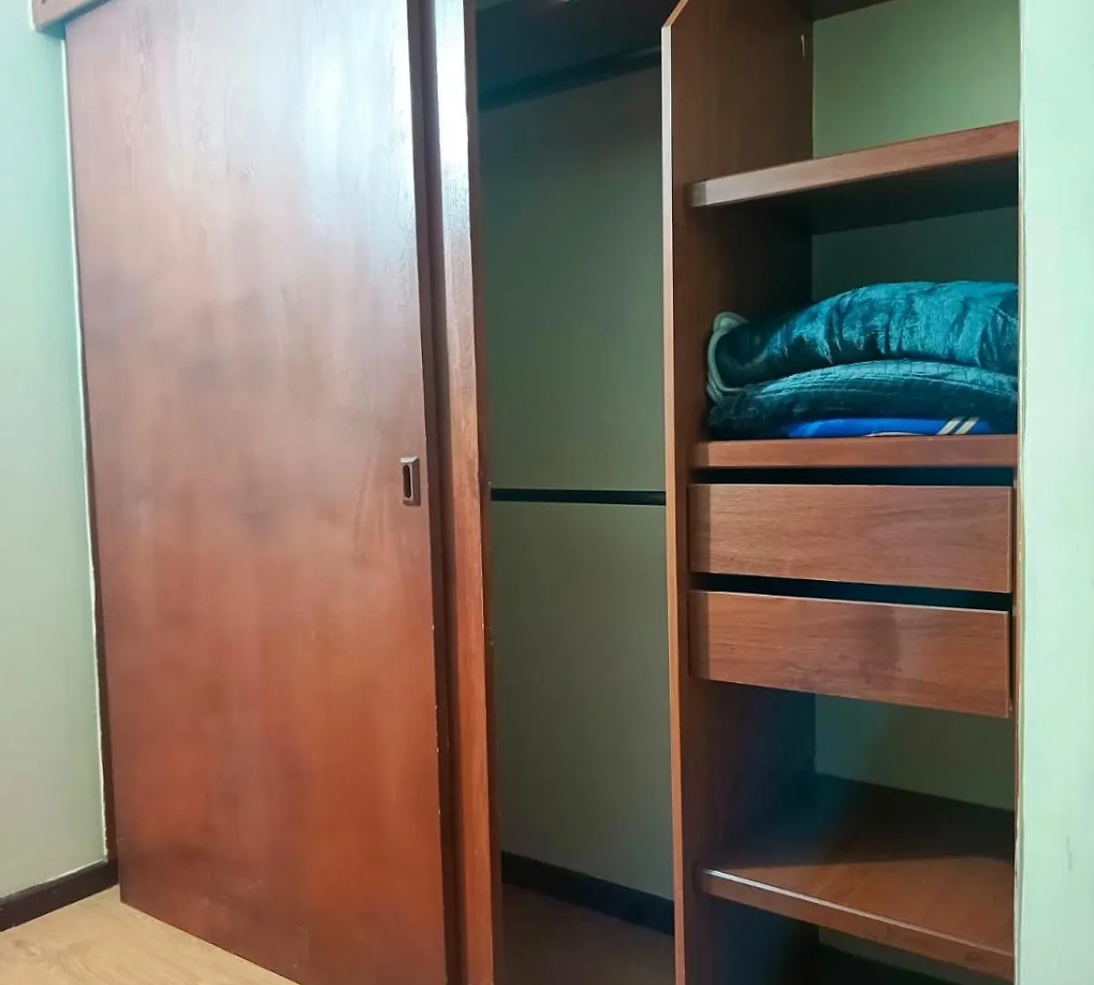 アパート Apartamento El Eden Cerca Embajada Americana Y Solca キト
