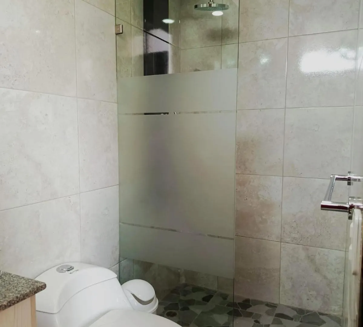 アパート Apartamento El Eden Cerca Embajada Americana Y Solca キト