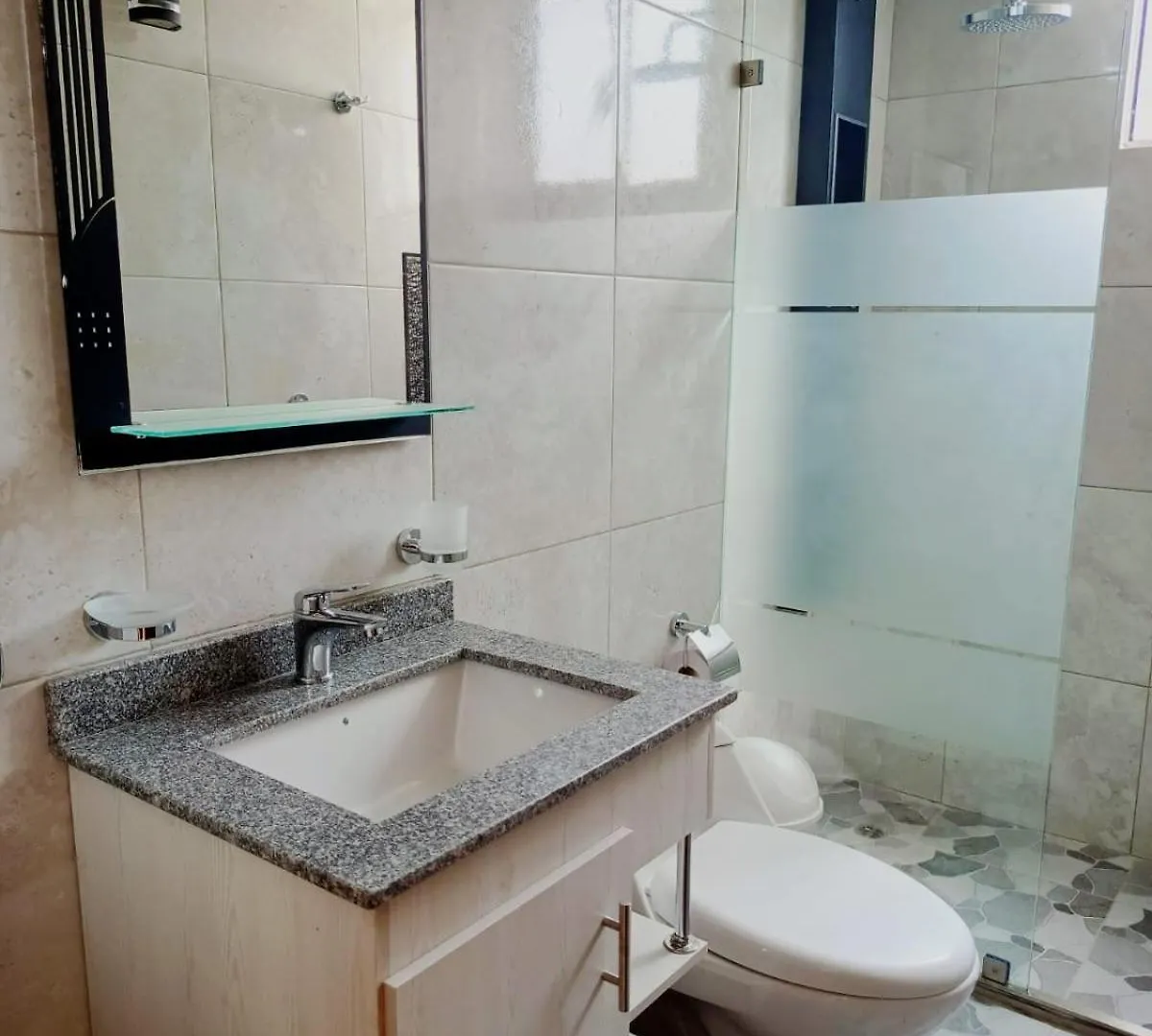 Apartamento El Eden Cerca Embajada Americana Y Solca キト 0*,  エクアドル